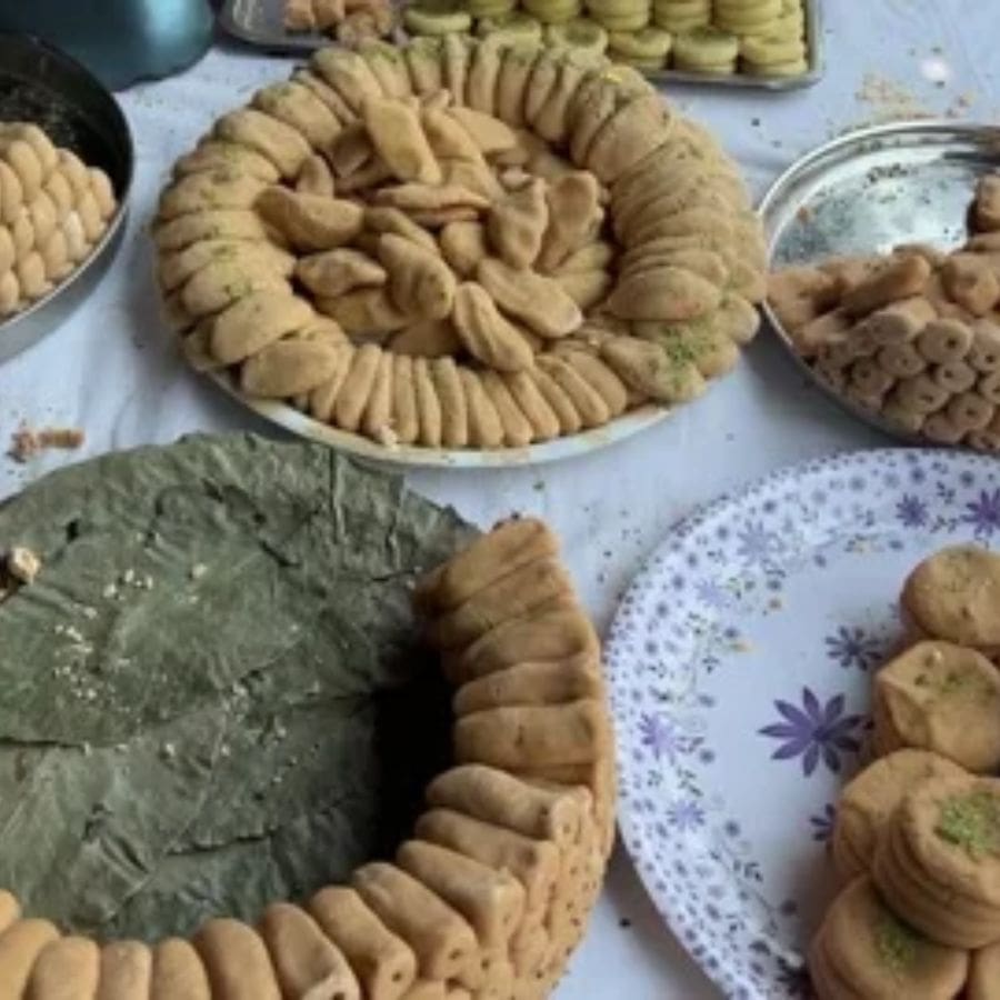 অন্য দিকে সন্দেশ প্রসাদ নিতে হলে আগে থেকে কুপন কাটতে হবে। 