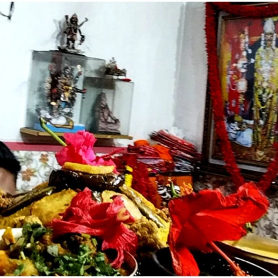 বড়মার সন্দেশ প্রসাদ পাওয়া যাবে নৈহাটি নরেন্দ্র উচ্চ বিদ্যালয় ও মহেন্দ্র উচ্চ বিদ্যালয় থেকে। 