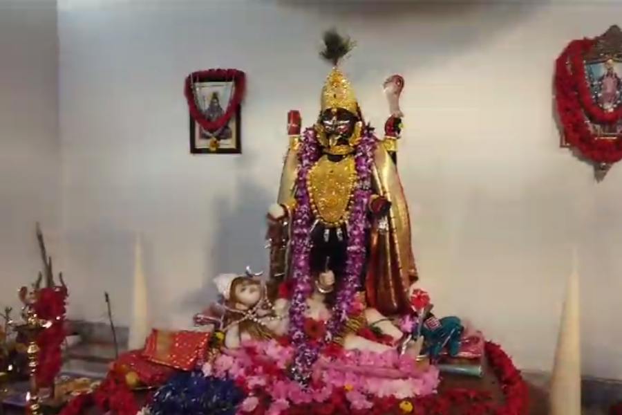 ১৭ তারিখের পর ফের ২৬ তারিখ সর্বসাধারণের জন্য বড়মার মন্দির খুলবে। (এই প্রতিবেদনটি ‘আনন্দ উৎসব’ ফিচারের একটি অংশ।)