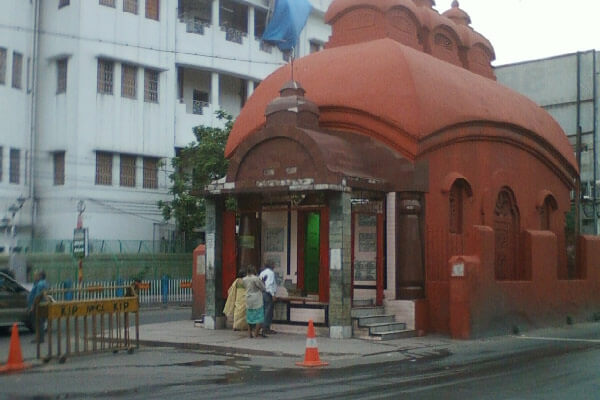 এই মন্দির রাস্তার মাঝে অবস্থিত হওয়ায় একে বহু বার সরানোর চেষ্টা করা হয়েছে, কিন্তু পারা যায়নি। উদ্যোগ নিলেই বিপত্তি ঘটেছে কিছু না কিছু। ফলে আর স্থান বদলায়নি মন্দিরের।  (এই প্রতিবেদনটি ‘আনন্দ উৎসব’ ফিচারের একটি অংশ।)