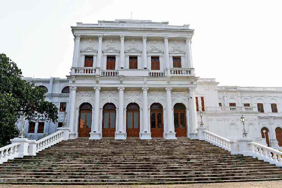 সবার প্রথমেই বলা যাক ন্যাশনাল লাইব্রেরির কথা। ১৮৩৬ সালে নির্মিত এই গ্রন্থাগারে রয়েছে বহু দুষ্প্রাপ্য, দুর্মূল্য বই। একই সঙ্গে রয়েছে নাকি তাঁদের অস্তিত্ব। জনশ্রুতি অনুযায়ী লর্ড মেটক্যাফের স্ত্রীর আত্মা এখানে ঘুরে বেড়ায়। জাতীয় গ্রন্থাগারের সামনের রাস্তাটি নিয়েও নানা ভৌতিক গল্প শোনা যায়। 