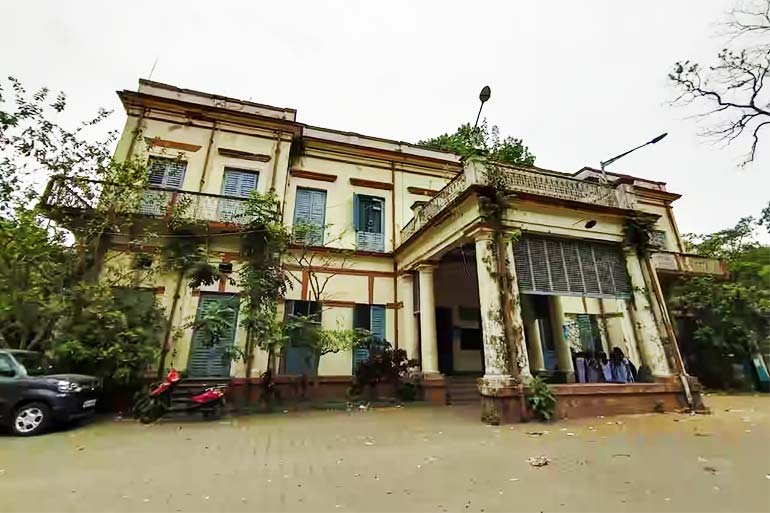 আলিপুরের হেস্টিংসের বাড়িতেও নাকি ভূতেদের উপদ্রব আছে। বর্তমানে এখানে মহিলাদের বিএড কলেজ হয়েছে। আর সেখানকার অনেক ছাত্রী, এমনকী কাছেই অবস্থিত মাল্টিপারপাস গার্লস হাইস্কুলের ছাত্রীরা অনেকেই এক রহস্যময় ব্যক্তিকে ঘোড়ায় চড়ে ঘুরে বেড়াতে দেখেছেন। কখনও আবার কিছুর সন্ধান করতে দেখা গিয়েছে তাঁকে। 