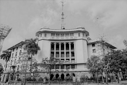 আকাশবাণীর পুরনো অফিস অর্থাৎ এক নম্বর গার্স্টিন প্লেসে নাকি অনেকেই অশরীরী আত্মার উপস্থিতি টের পেয়েছেন। মধ্যরাতে রেকর্ডিং রুমে কাউকে গান শুনতে, কোনও সাহেবকে কাজ করতে দেখেছেন অনেকেই। 