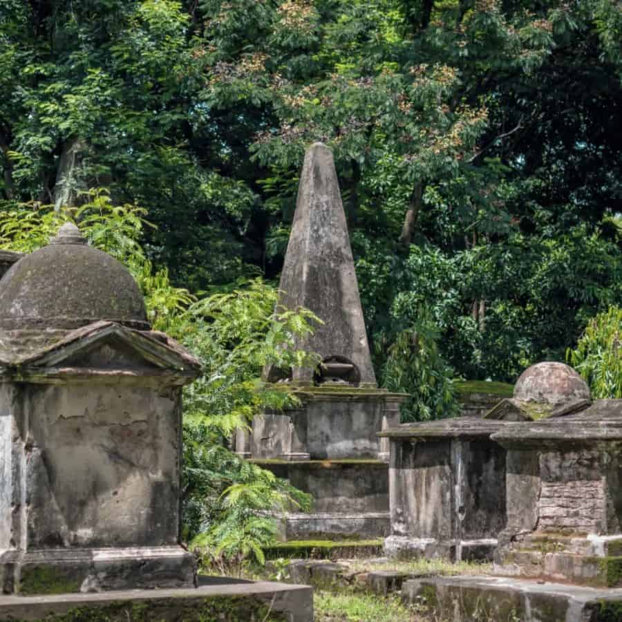 দক্ষিণ পার্ক স্ট্রিট কবরস্থান থাকবে এই তালিকায়। অনেকেই নাকি এই জায়গায় বেড়াতে এসে ব্যাখ্যাহীন একাধিক জিনিসের সাক্ষী থেকেছেন। 