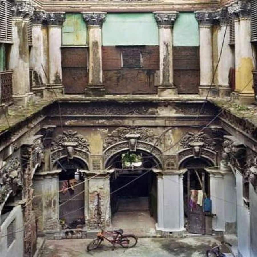 আহিরীটোলার পুতুলবাড়ি নিয়েও নানা জনশ্রুতি আছে। এখানে নাকি বাবুরা মহিলাদের এনে অত্যাচার করতেন। ধর্ষণ, অত্যাচার, নির্যাতনের শিকার হওয়া মহিলাদের আত্মারা এখনও নাকি এখানে ঘুরে বেড়ায়। 