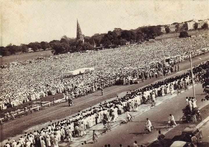 রেসকোর্সেও নাকি ‘তাঁরা’ রয়েছেন। রাতের বেলায় কে বা কারা যেন ঘোড়ায় করে ছুটে বেড়ান। সেই ঘোড়া আবার বাতাসে মিলিয়ে যায়। 