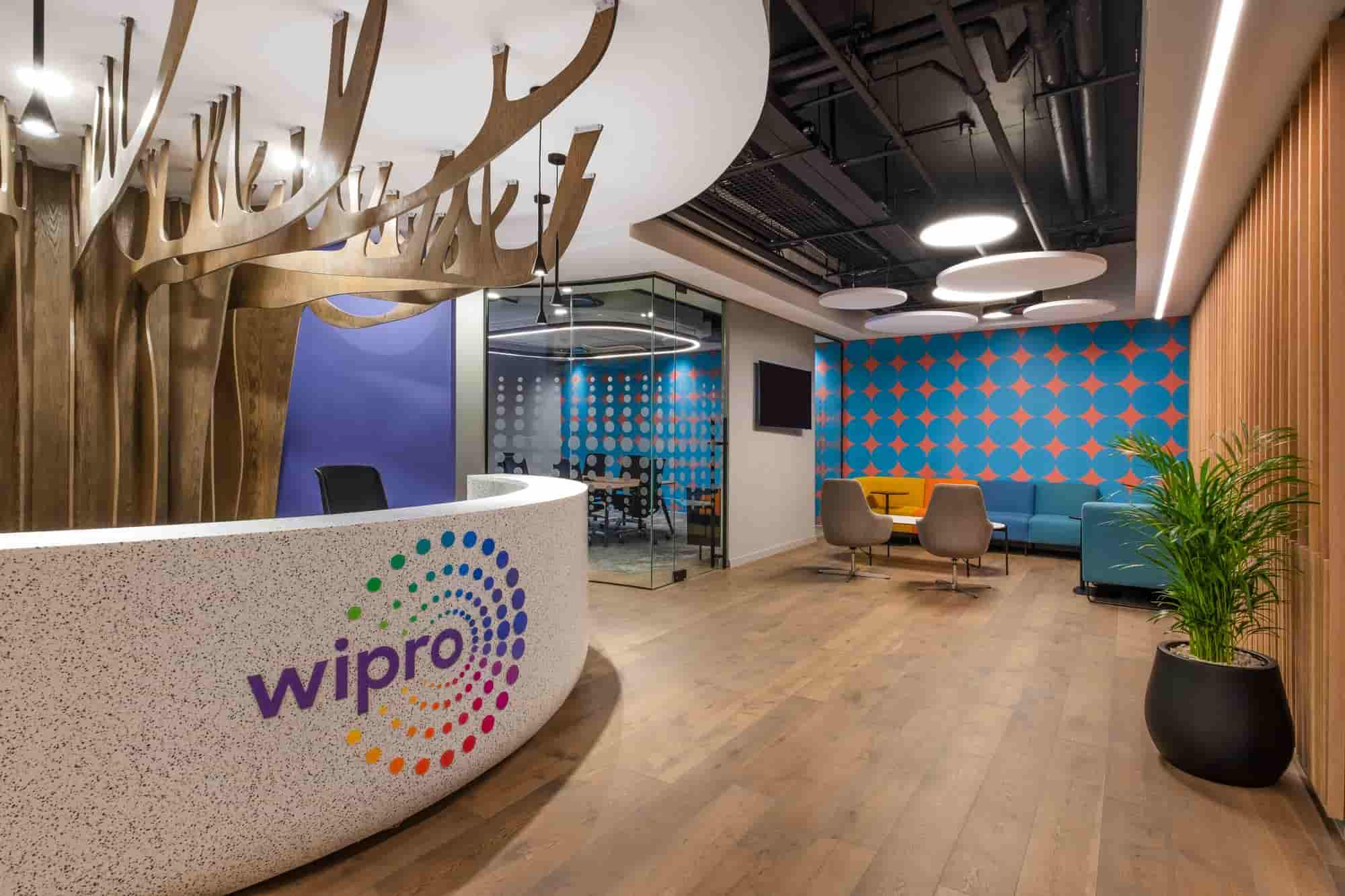 উইপ্রো অফিসে যাঁরা রাতের শিফটে কাজ করেন তাঁরা বিভিন্ন সময় নানা রকমের অশরীরী উপস্থিতি টের পেয়েছেন, আলো জ্বলা-নেভা, পায়ের শব্দ, ইত্যাদি পাওয়া গিয়েছে। 