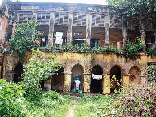 জনশ্রুতি অনুযায়ী খিদিরপুর ডকে নাকি ঘুরে বেড়ায় নবাব ওয়াজেদ আলি শাহের আত্মা।   জাদুঘরেও রয়েছে ভূতেদের উপদ্রব। রাতে যে কর্মীরা পাহারায় থাকেন তাঁরা নাকি হাসি, কান্নার শব্দ পেয়েছেন। পেয়েছেন পায়ের শব্দও। 