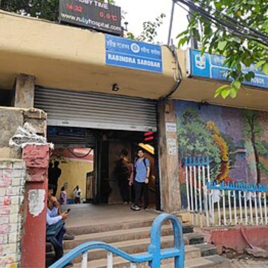  রবীন্দ্র সরোবর মেট্রো স্টেশনে নাকি ভূত রয়েছে! অনেক যাত্রীরাই এখানে ছায়া ঘুরে বেড়াতে দেখেছেন। মেট্রোতে যাঁরা ঝাঁপ দিয়ে আত্মহত্যা করেন তাঁদের আত্মা নাকি এখানে ঘুরে বেড়ায়।  (এই প্রতিবেদনটি ‘আনন্দ উৎসব’ ফিচারের একটি অংশ।)