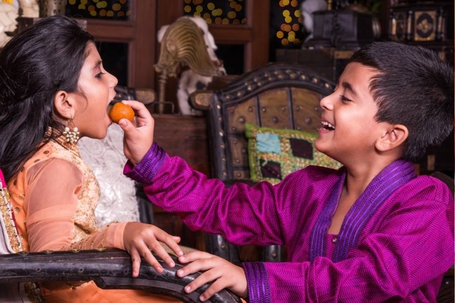 পকেটকে বিশেষ চাপ না দিয়ে এ বার ভাইফোঁটায় সস্তায় কিনুন সুন্দর উপহার। 