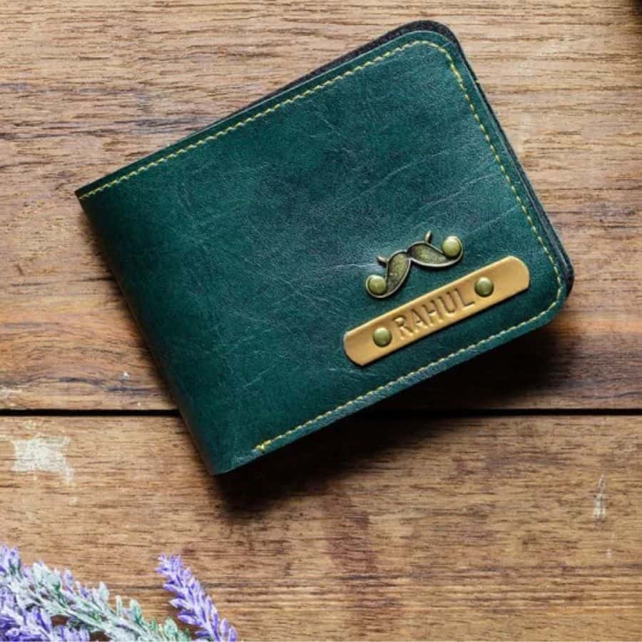 ওয়ালেট বা মানিব্যাগ দিতে পারেন ভাইকে। ২৫০-৩০০ টাকার মধ্যে সুন্দর মানিব্যাগ পেয়ে যাবেন। বোনকেও পার্স দিতে চাইলে এই একই মূল্যে পেয়ে যাবেন। 