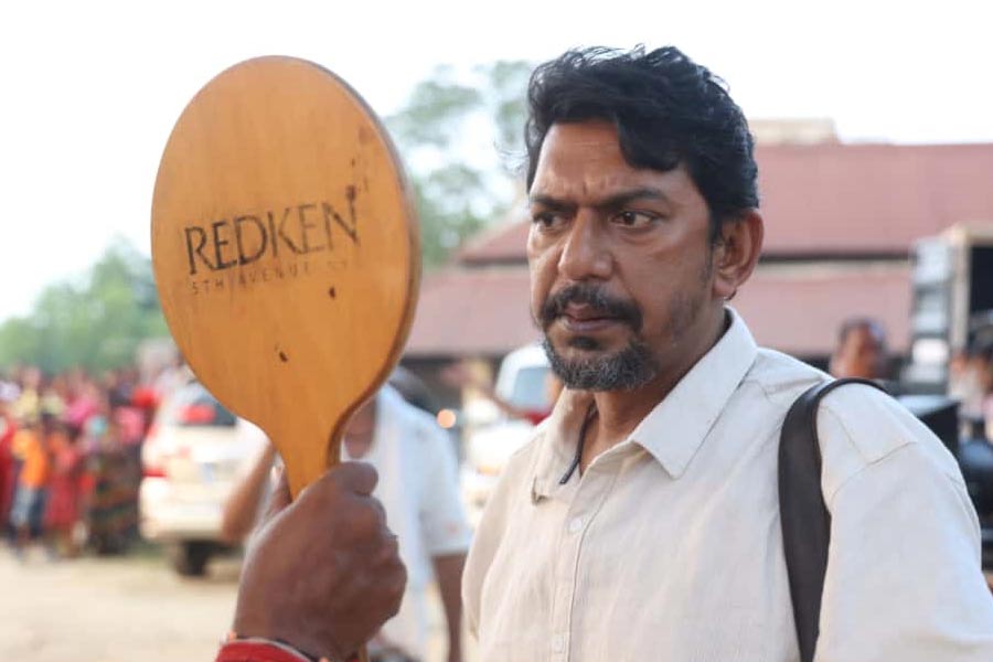 শটের ফাঁকে চঞ্চল চৌধুরী। 