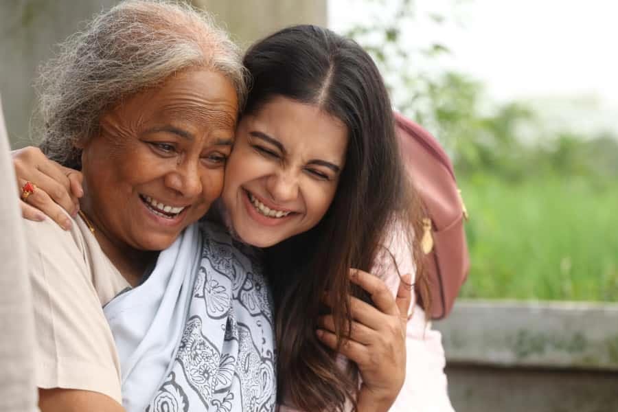 সীমা বিশ্বাসের সঙ্গে শুটিংয়ের মুহূর্তে অঙ্গনা রায়। 