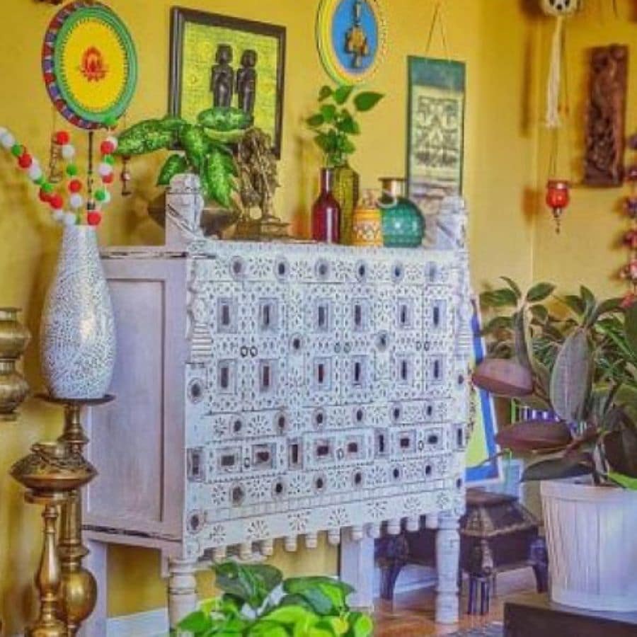 ঘর সাজানোর জিনিসও রাখতে পারেন এই তালিকায়। 