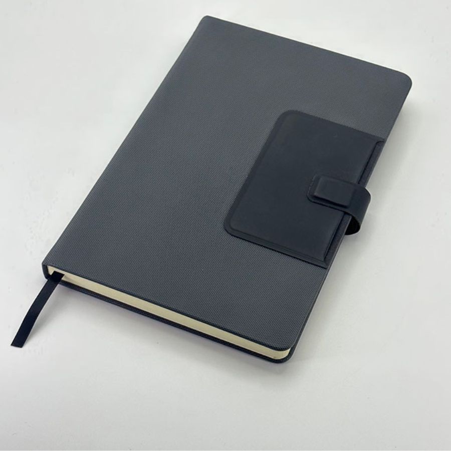 লেখালিখির ঝোঁক থাকলে ডায়েরি বা নোটবুক দিতে পারেন ভাই বা বোনকে উপহার হিসেবে। 