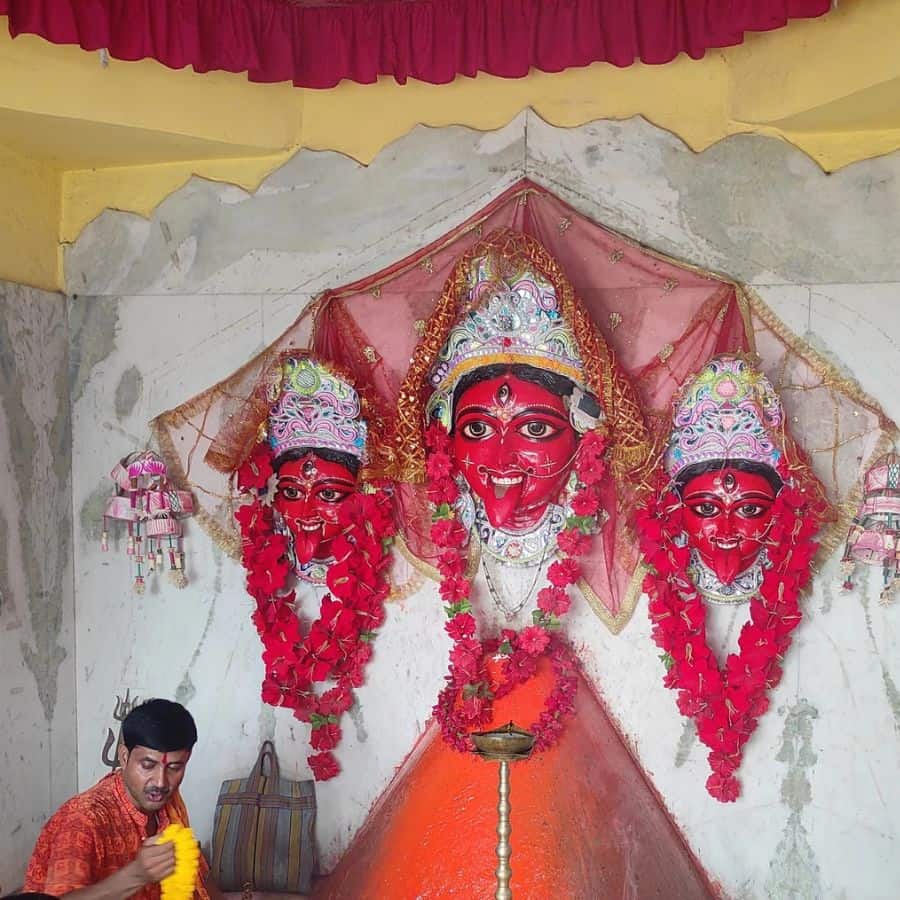 এই মহামায়া কালীমন্দির প্রতিষ্ঠিত হয় আজ থেকে প্রায় পঁয়ষট্টি বছর আগে, সেই ১৯৬০ সালে। 