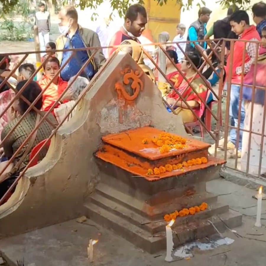 ওই ব্যক্তি স্বপ্নে দেখতে পান, ওই চত্বরের ঠিক নীচে পাতালে রয়েছে 'মায়ের শিলা'। 