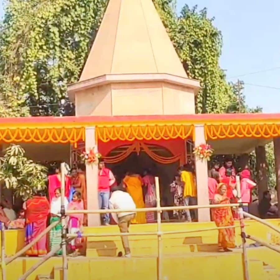 স্বপ্নাদেশ পাওয়ার পরে স্থানীয় বাসিন্দারা মাটি খুঁড়ে সেই শিলাটি তুলে আনেন এবং ওই গাছতলাতেই স্থাপন করেন। 