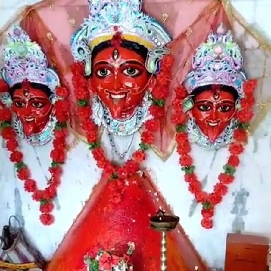 এই মন্দিরে দেবীর তিনটি বিগ্রহ, যা তিন নামে পরিচিত। দেবী এখানে মহাকালী, মহালক্ষ্মী, ও মহাসরস্বতী রূপে পূজিত হন। অর্থাৎ, কালীপুজোর সঙ্গে সঙ্গে লক্ষ্মী আর সরস্বতীর আশীর্বাদও একই সঙ্গে পাওয়া যায় এই মন্দির প্রাঙ্গণে।