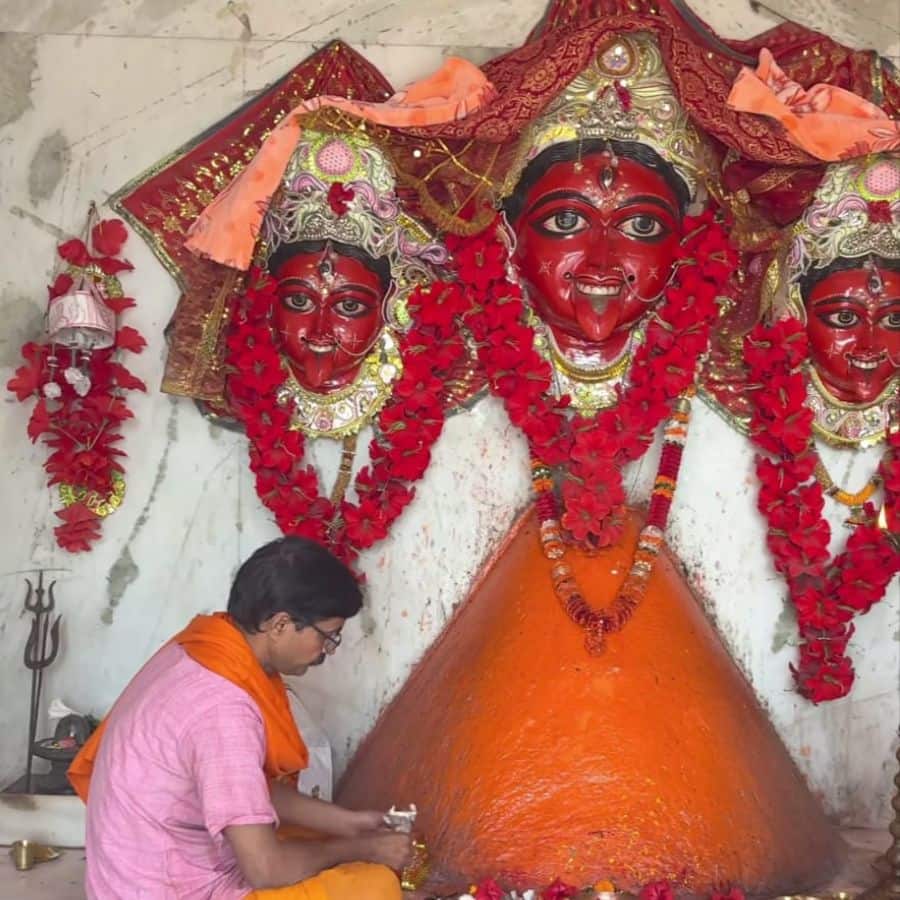 ধর্ম-বর্ণ নির্বিশেষে সমস্ত সম্প্রদায়ের মানুষ এই মন্দিরে পুজো দিতে আসেন।