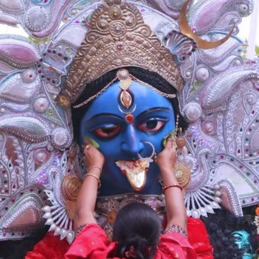 শুরুর দিনগুলিতে শিল্পী কালিপদ পাল তাঁর হাতেই প্রতিমা তৈরি করতেন। এখন দেবীর মুখ আঁকেন তাঁর ছেলে শিল্পী মাধব পাল। 