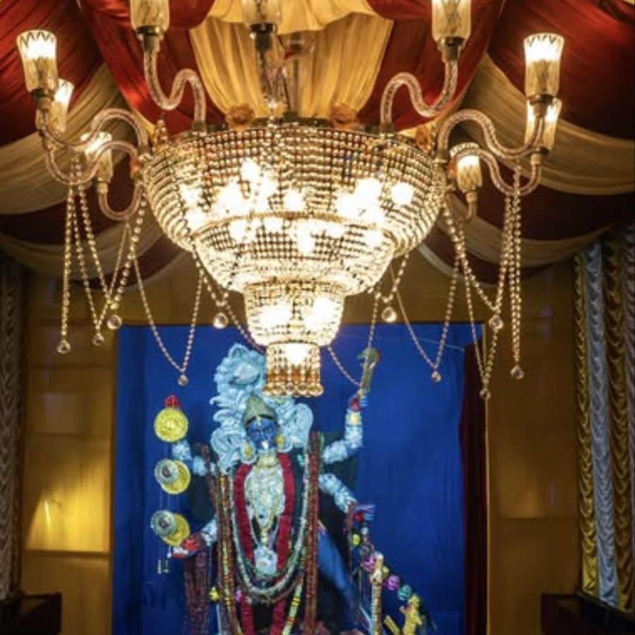 গত ৮ অক্টোবর সম্পন্ন হয়েছে দেবীর চক্ষুদান পর্ব। এখন কেবল আর কিছু দিনের অপেক্ষা। তার পরেই আলোর মালায় সেজে উঠবে মণ্ডপ।