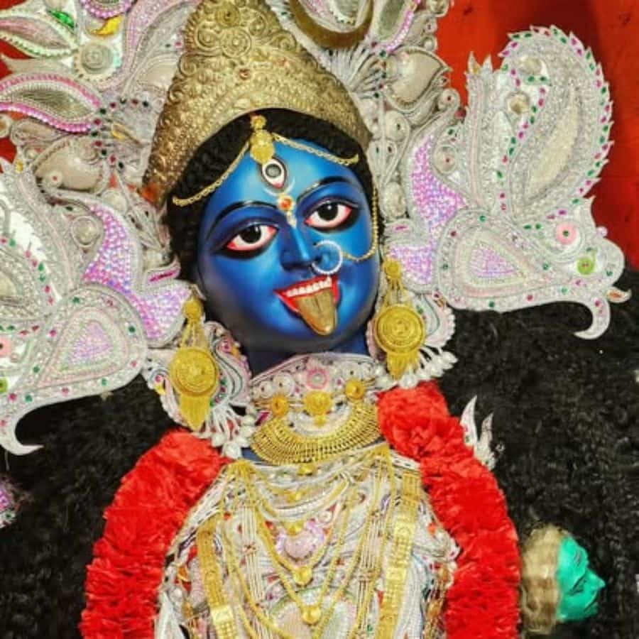 এক সময়ে পুজোর মাত্র পনেরো দিন আগে প্রতিমা তৈরি শুরু হলেও এখন ব্যস্ততা বেড়েছে। সময়ের সঙ্গে তাল মিলিয়ে শিল্পীরা এখন কাজ শুরু করে দেন আরও অনেক আগে।