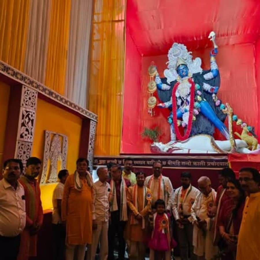 এই প্রস্তুতি পর্বেই যেন পুজোর গন্ধ মেখে নেয় গোটা পাড়া। এলাকার সমস্ত ছেলে এই পুজোয় সক্রিয় ভাবে অংশগ্রহণ করে, ব্যস্ত থাকে নানা দায়িত্বে।