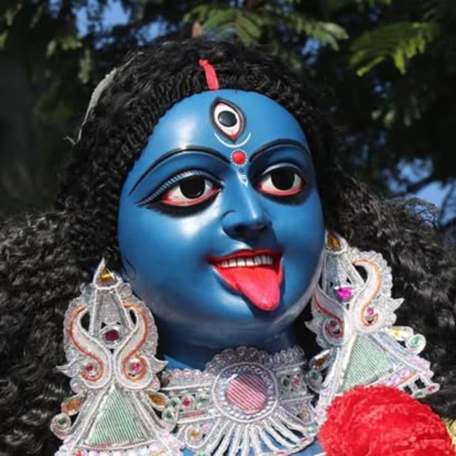 ক্লাবের সদস্যরা আজও আবেগ ধরে রাখেন, যখন মনে পড়ে ইন্দিরা গান্ধী পর্যন্ত এই পুজোর জন্য শুভেচ্ছা বার্তা পাঠিয়েছিলেন। এই সব মুহূর্ত ক্লাবের ইতিহাসে স্বর্ণাক্ষরে লেখা।