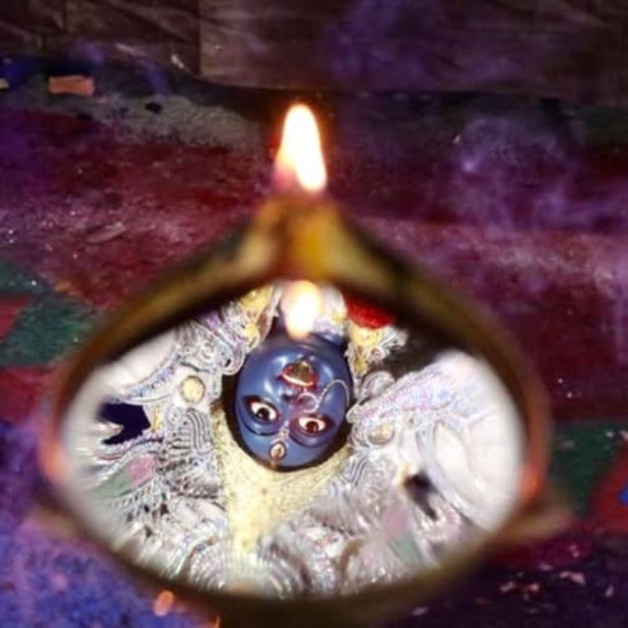 তবে এই পুজোর নামের পিছনে যে আবেগ জড়িয়ে আছে, তা আজও পাড়ার মানুষের মনকে আর্দ্র করে তোলে। যাঁর নামে এই পুজোর নামকরণ, সেই 'বুঁচিয়া দা' ১৯৮০ সালে এক মর্মান্তিক দুর্ঘটনায় হঠাৎই মারা যান। সেই শোকের পরেও কিন্তু পুজো বন্ধ হয়নি। বরং, তাঁর স্মৃতিকে জিইয়ে রেখে, আরও দ্বিগুণ উচ্ছ্বাসের সঙ্গে এই পুজোকে এগিয়ে নিয়ে চলেছেন নব রবিন সঙ্ঘের সদস্যরা। (এই প্রতিবেদনটি ‘আনন্দ উৎসব’ ফিচারের একটি অংশ)।