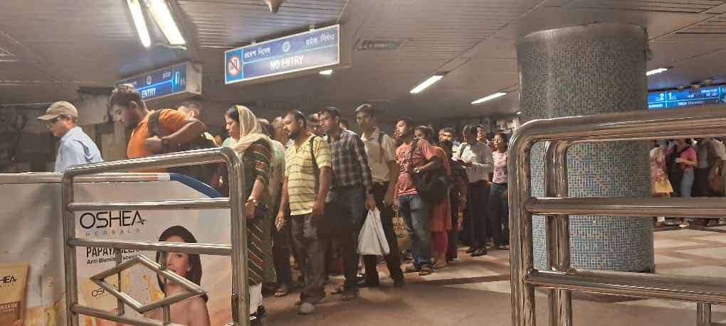 বুধবার ১২টা ৫২ মিনিটে গিরিশ পার্ক স্টেশনে ট্রেন থেকে নামিয়ে দেওয়া হচ্ছে যাত্রীদের।