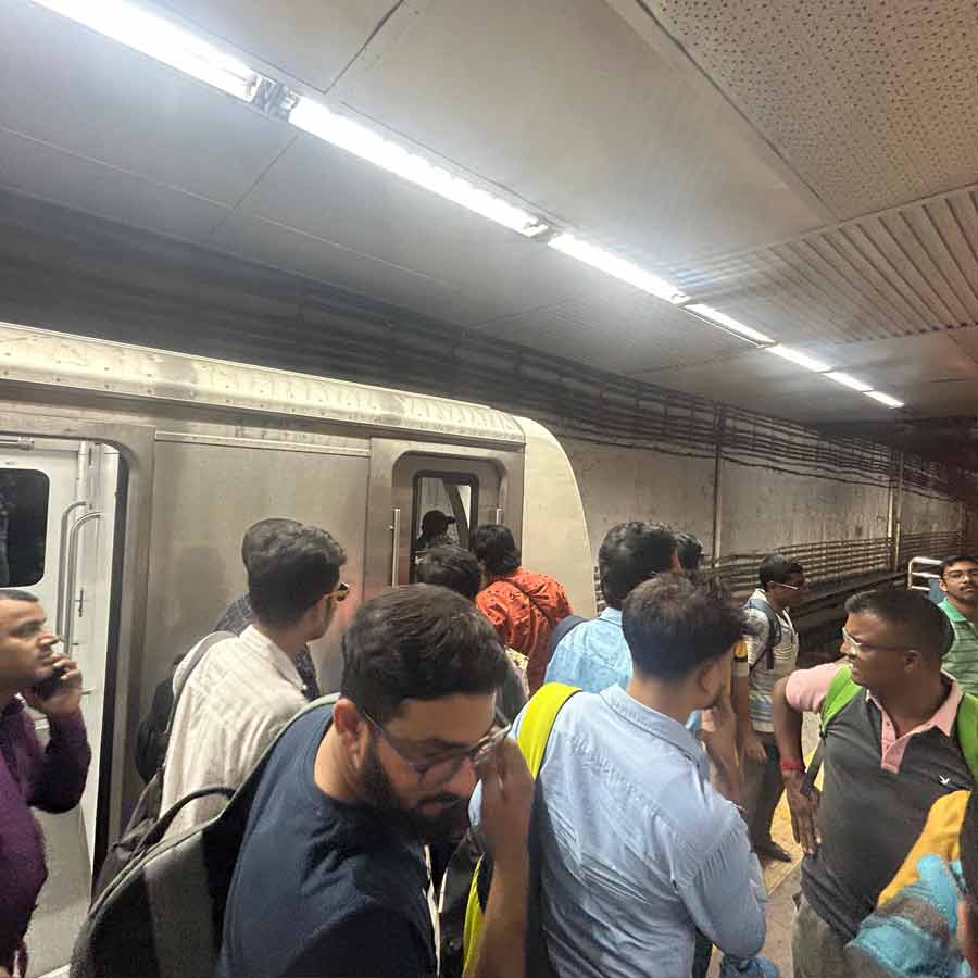 শ্যামবাজার স্টেশনে বেলা পৌনে ১টা নাগাদ যাত্রীদের ভিড়।