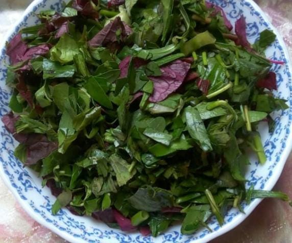 ১৪ শাক কী ভাবে বানাবেন সেটা জানার আগে, কী কী উপকরণ লাগবে সেটা জানা জরুরি। এই শাক বানানোর জন্য প্রয়োজন ১৪ শাক কুচি করে কাটা, একটা বড় পেঁয়াজ, একটা টমেটো, ৮-৯ কোয়া রসুন কুচি করে কাটা, ৪-৫ টা কাঁচা লঙ্কা কুচি করে কাটা, সর্ষের তেল, নুন, চিনি। 