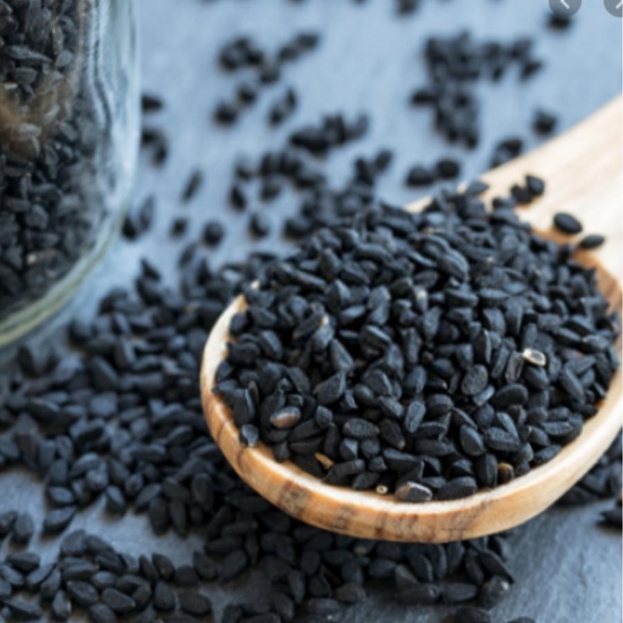 চলুন এবার হাতা খুন্তি নিয়ে আসরে নামা যাক। ওভেনে একটি কড়াই বসিয়ে তাতে সর্ষের তেল দিন। তেল হালকা গরম হলে তাতে কালো জিরে ফোড়ন দিন। সঙ্গে একটা শুকনো লঙ্কা মাঝখান থেকে কেটে বা ফাটিয়ে দিয়ে দিন। 