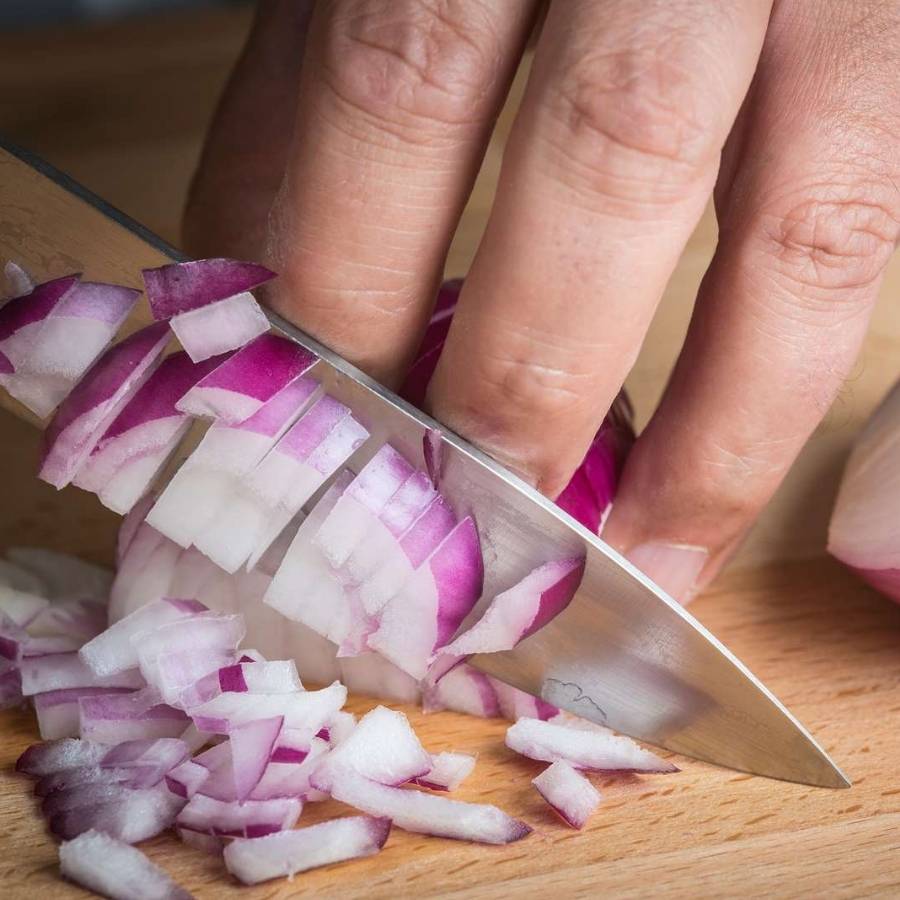 হালকা নেড়ে নিয়ে এতে একে একে দিয়ে দিন কাঁচা লঙ্কা কুচি, রসুন কুচি এবং পেঁয়াজ কুচি। যদি রসুন কুচি না দেন বাদ দিয়ে দেবেন। এ বার সবটা ভাল করে নাড়িয়ে নিন। 