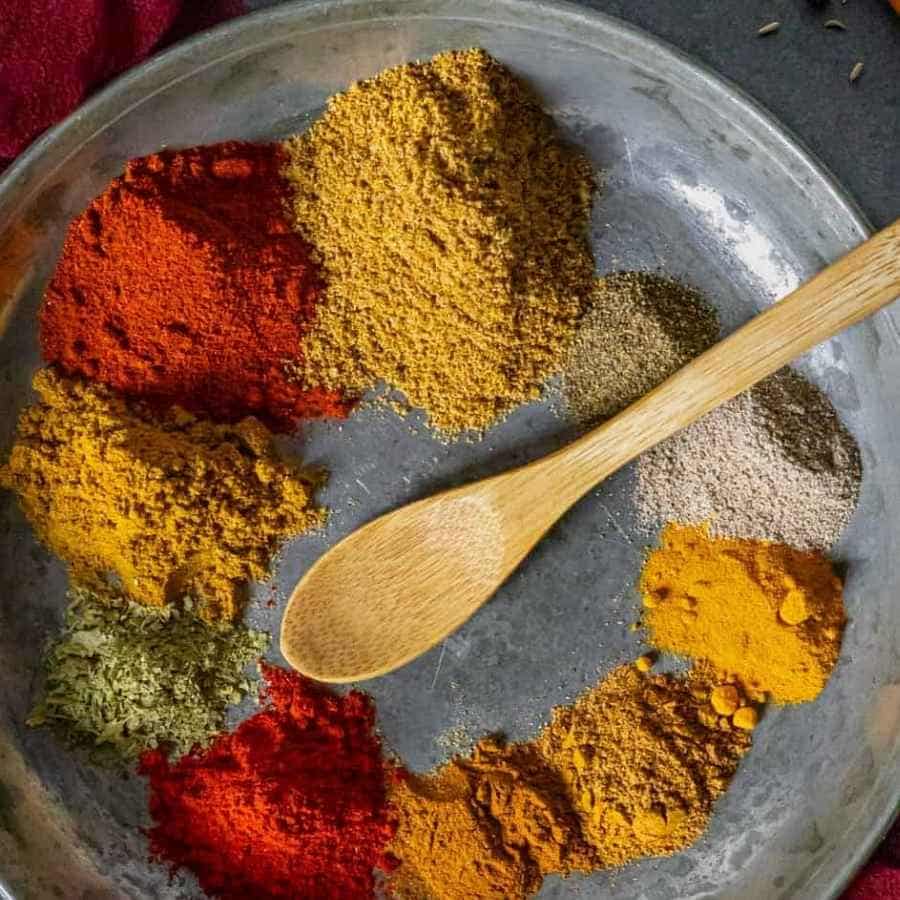 এ বার যোগ করুন মশলাগুলি। অর্থাৎ একে একে দিয়ে দিন হলুদ গুঁড়ো, লঙ্কা গুঁড়ো, ধনে গুঁড়ো। ভাল করে সবটা মিশিয়ে নিন। 