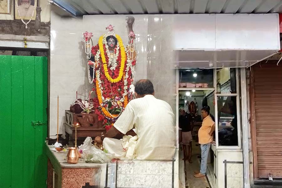 ভবানীপুর এলাকায় যদুবাবুর বাজার থেকে গাঁজা পার্কের দিকে যেতে গেলে এই দোকানটি পড়ে। 