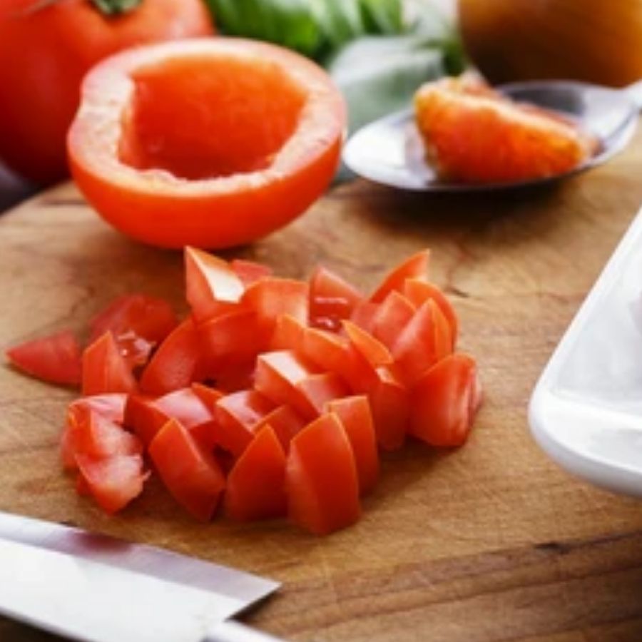 যোগ করুন টমেটো কুচিও। 