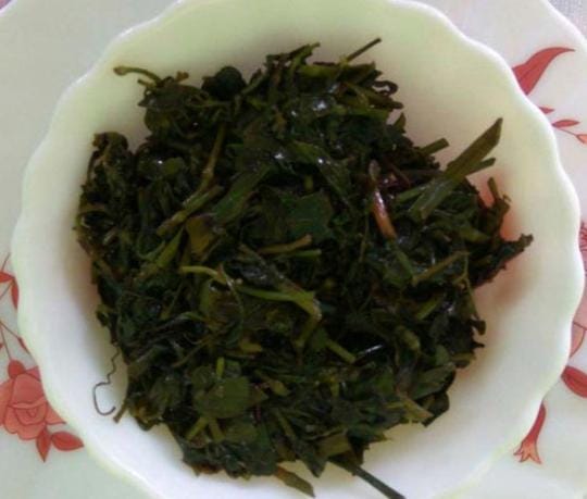 টমেটো নরম হয়ে এলে ভাল করে বেছে ধুয়ে রাখা শাক যোগ করে দিন। একটু নাড়িয়ে সামান্য নুন এবং চিনি দিয়ে আঁচ কমিয়ে ঢাকা দিয়ে রাখুন অন্তত মিনিট দুয়েক। 