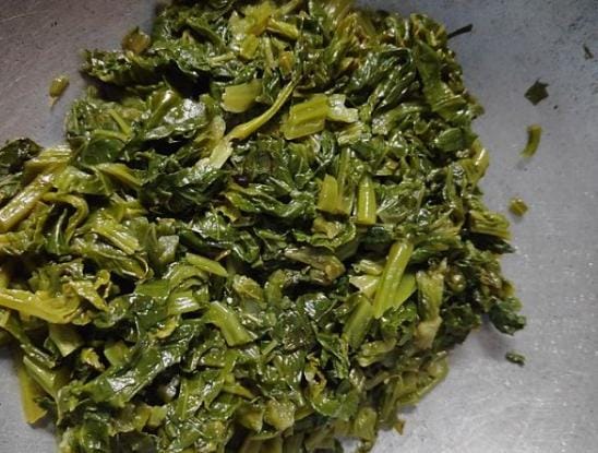 ঢাকনা খুলে দেখবেন শাক থেকে জল বেড়িয়েছে। এ বার আঁচ বাড়িয়ে ভাল করে কষাতে থাকুন। 