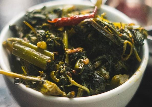 উপর দিয়ে আমচুর গুঁড়ো এবং সামান্য তেল ছড়িয়ে নামিয়ে নিন। (এই প্রতিবেদনটি ‘আনন্দ উৎসব’ ফিচারের একটি অংশ)।