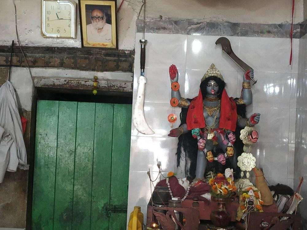 লক্ষ্যণীয় বিষয় হল, আগেকার মতোই আজও এই দোকানের কোনও সাইন বোর্ড নেই। কিন্তু, তাতেও দোকান চিনতে কোনও সমস্যা হয় না। ভিতরে থাকা কালী মূর্তি দেখেই সকলে দোকান চিনে নেন। 