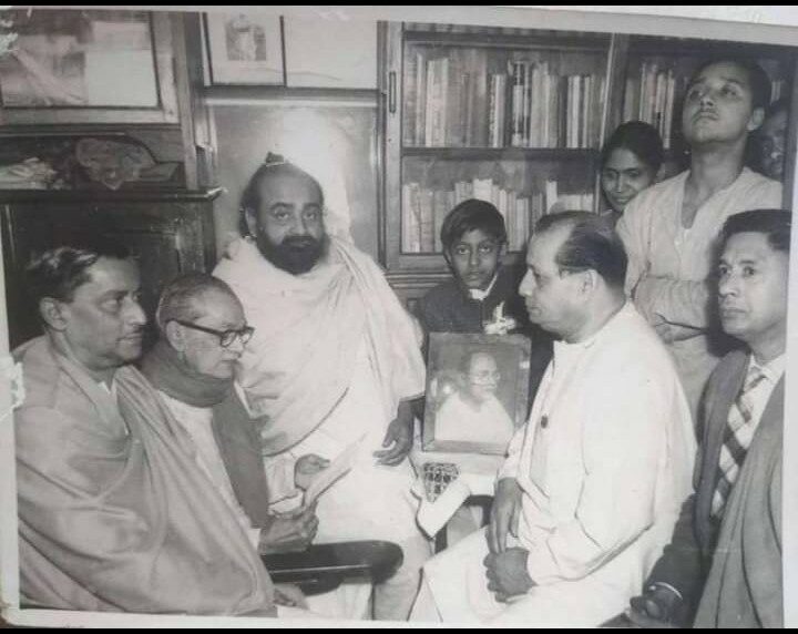 দোকানের সামনে গেলেই ভিতরে দেখা যাবে সেই প্রতিমা। একই সঙ্গে, ‘গোপাল পাঁঠা’র ছবিও সেখানে দেওয়ালে টাঙানো থাকতে দেখা যাবে। 