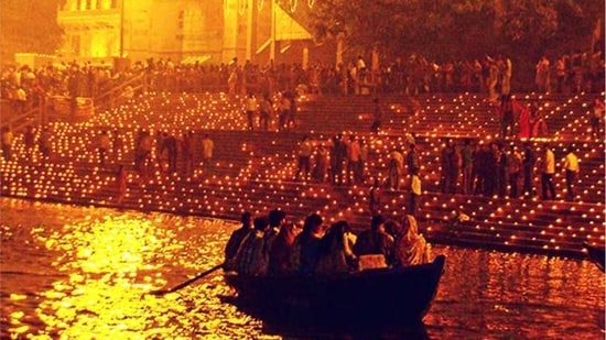 দেব দীপাবলির মূল আকর্ষণ হল - বারাণসী বা কাশী। এই দিন বারাণসীর সমস্ত ঘাটে লক্ষ লক্ষ প্রদীপ জ্বালানো হয়।