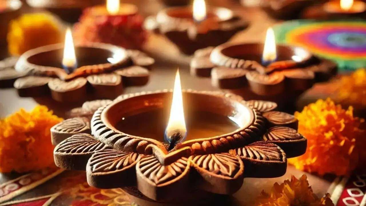 সাধারণ দীপাবলিতে আতশবাজি পোড়ানো ও মিষ্টি বিতরণ করা হয়। আর, দেব দীপাবলিতে ভক্তরা গঙ্গায় দীপদান করেন এবং গঙ্গা আরতি দেখেন।  (এই প্রতিবেদনটি ‘আনন্দ উৎসব’ ফিচারের একটি অংশ)।