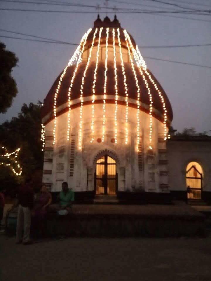  হঠাৎই কোথা থেকে যেন উদয় হয় এক ছোট্ট মেয়ে। প্রসাদ খাওয়ার আবদার করে বসে। 