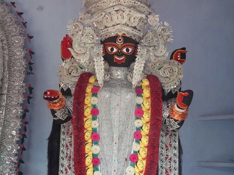  গোপীনাথ বলে পুজো শেষ হলে প্রসাদ পাওয়া যাবে। কিন্তু মেয়েটিও নাছোড়বান্দা। অমনি অগ্নিশর্মা হয়ে ওঠেন গোপীনাথ। বিরক্ত হয়ে তাড়িয়ে দেন সেই মেয়েটিকে। 