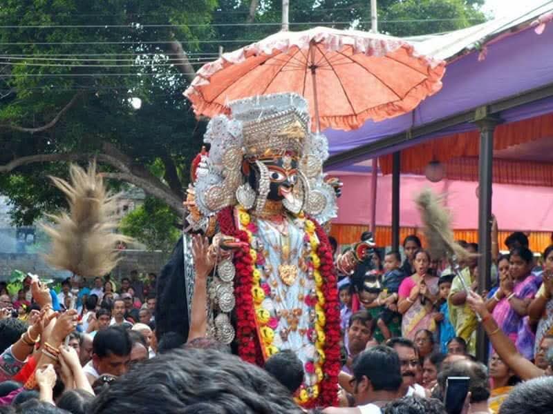 পরে অবশ্য পুজো শেষে প্রসাদ দেওয়ার জন্য মেয়েটির খোঁজ করলেও আর দেখা পাননি তার। শোনা যায়, সেই মেয়েটিই নাকি দেখা দেয় গোপীনাথের স্বপ্নে। 