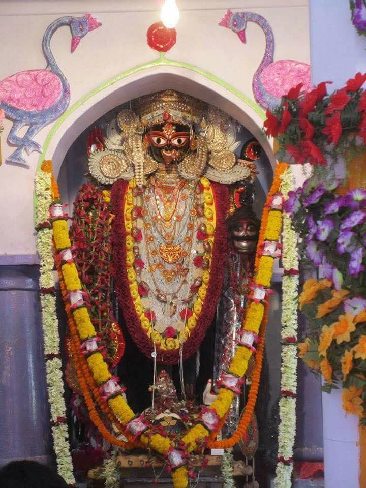 ঘুম ভাঙতেই পর দিন সকালে এই স্বপ্নের কথা তাঁর মাকে জানান গোপীনাথ। মা ধীরে ধীরে নির্মাণ করেন দেবীর মূর্তি। বাড়ির কাছেই বেল গাছের নীচে পঞ্চমুণ্ডির আসনে মূর্তি প্রতিষ্ঠিত হয়ে তন্ত্রমতে শুরু হল দেবী চাঁদুনীর পুজো। 