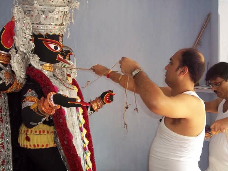 আজও রীতি মেনে হয় আসছে এই মুখোপাধ্যায় পরিবারের পুজো। 